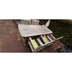 Teakhouten tuinset. Tafel en 4 stoelen