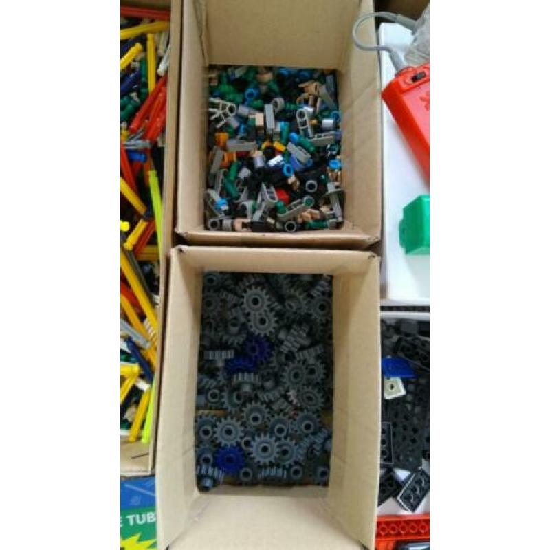 Enorme hoeveelheid Knex motoren veel wielen popjes tandwiel