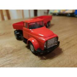 Lion Car Daf Torpedo met zwanehals trailer Rood 1:50