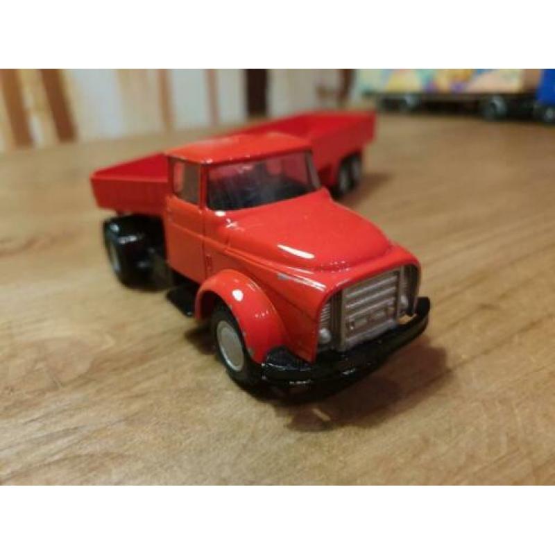 Lion Car Daf Torpedo met zwanehals trailer Rood 1:50