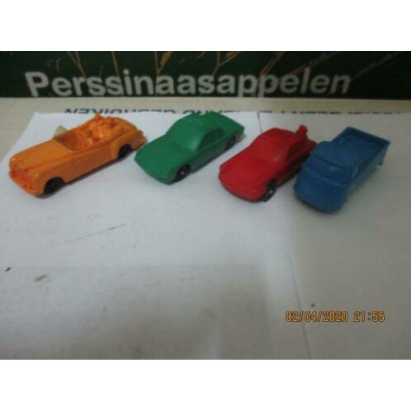 4 plastic autoos ik denk 3 van Tomte en de andere onbekend
