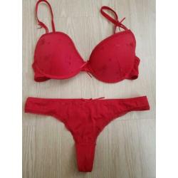 NIEUW lingeriesetje rood BH 75C string maat S
