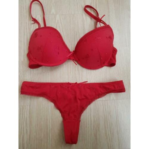 NIEUW lingeriesetje rood BH 75C string maat S