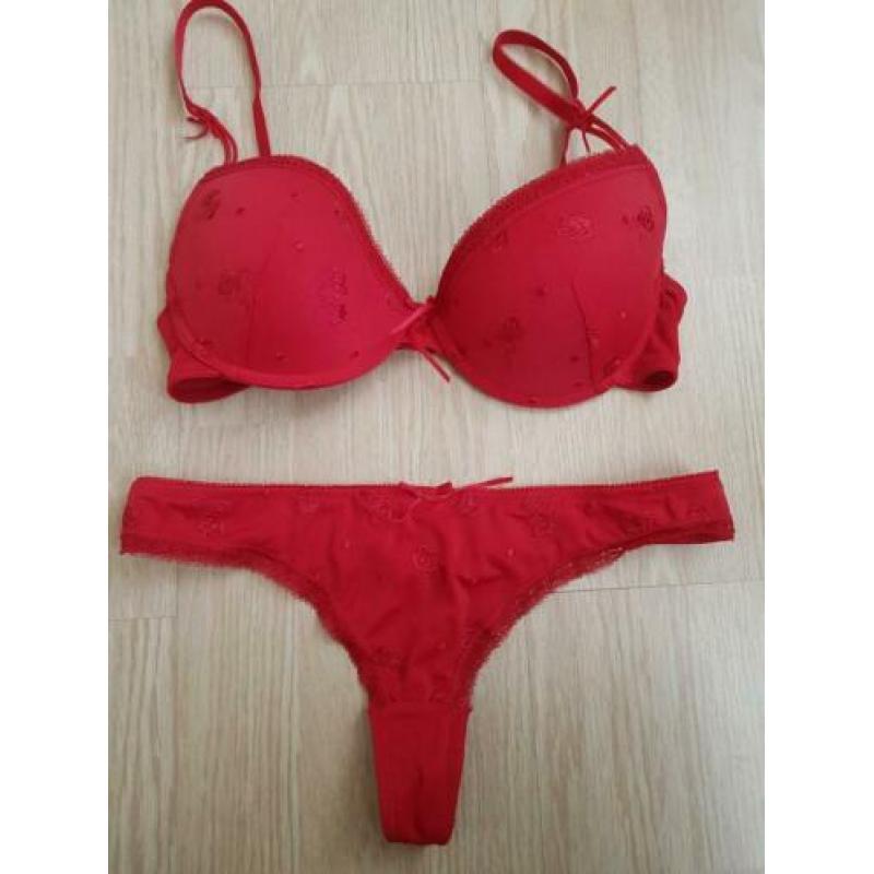 NIEUW lingeriesetje rood BH 75C string maat S