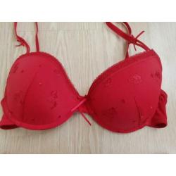 NIEUW lingeriesetje rood BH 75C string maat S