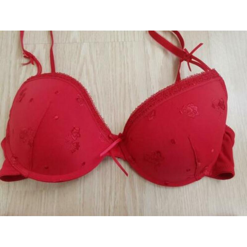 NIEUW lingeriesetje rood BH 75C string maat S