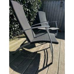 Tuinstoelen antraciet, gevlochten met leuk bijzet tafeltje