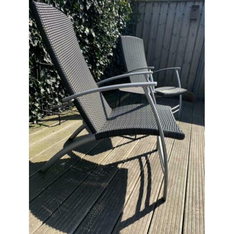 Tuinstoelen antraciet, gevlochten met leuk bijzet tafeltje