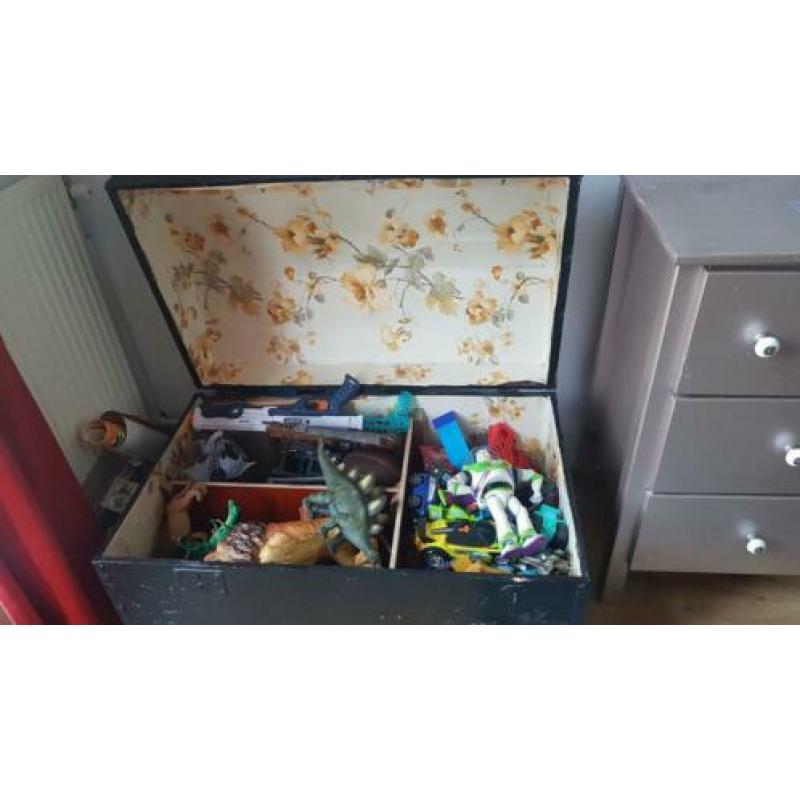 Houten speelgoedkist, opbergkist, schatkisthout. zwart