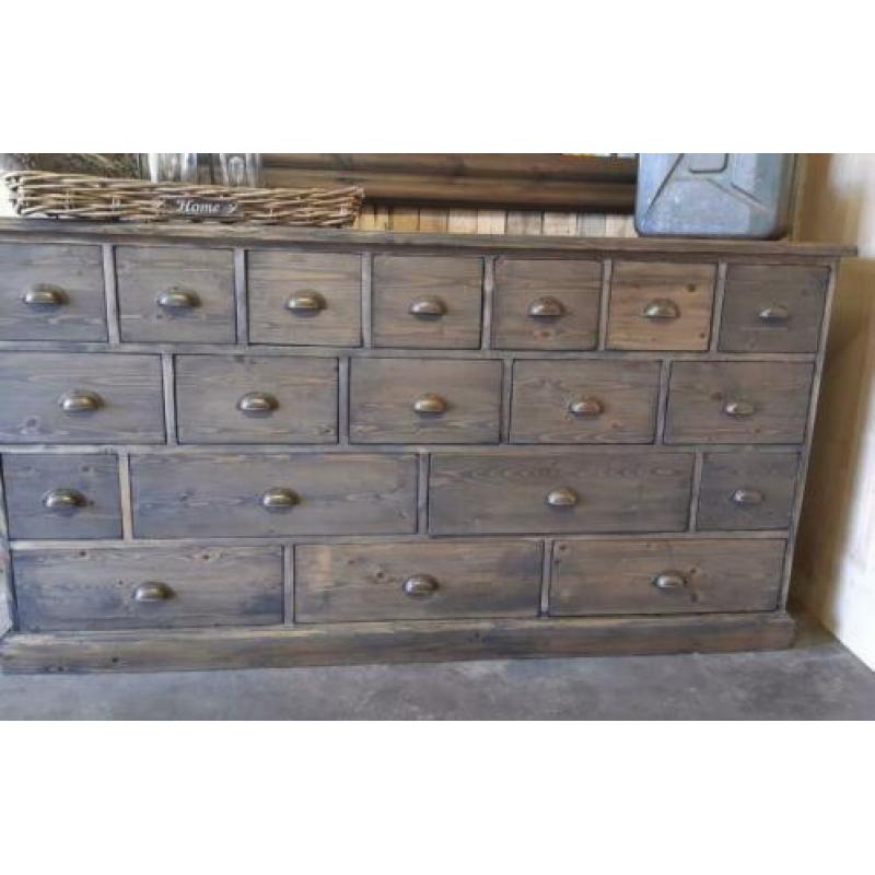 Gave oude apothekerskast