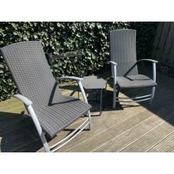 Tuinstoelen antraciet, gevlochten met leuk bijzet tafeltje