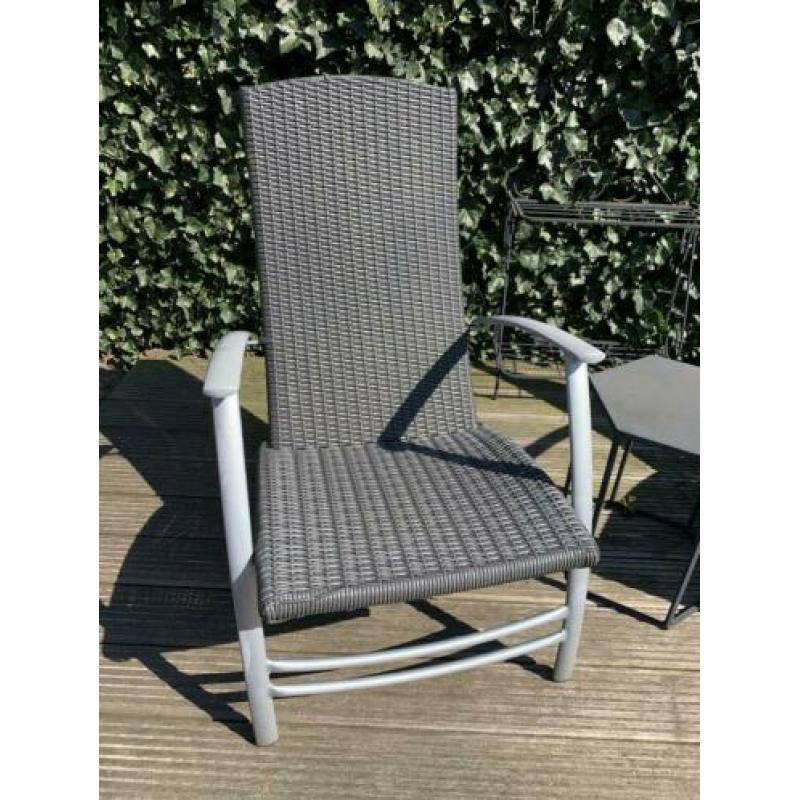 Tuinstoelen antraciet, gevlochten met leuk bijzet tafeltje
