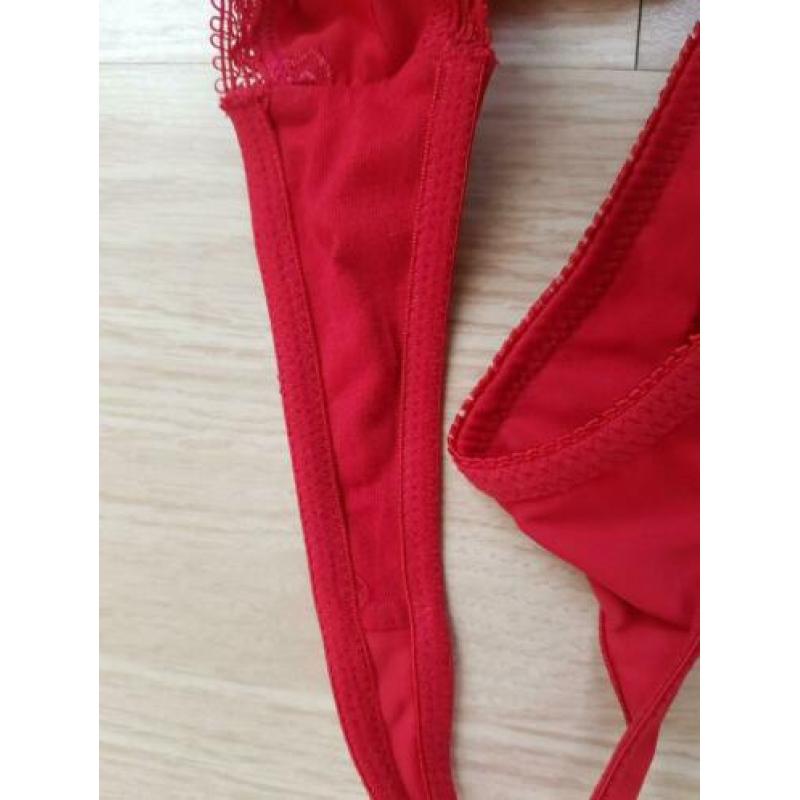 NIEUW lingeriesetje rood BH 75C string maat S