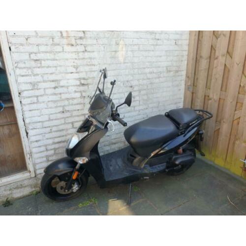 Kymco Agility snorscooter zwart blauw kenteken