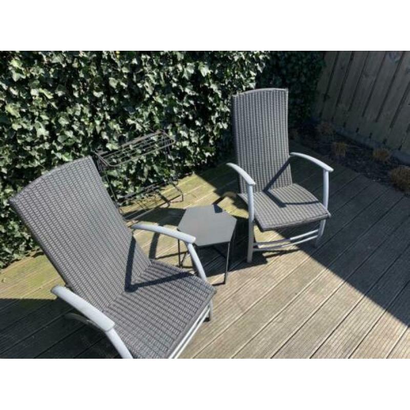 Tuinstoelen antraciet, gevlochten met leuk bijzet tafeltje