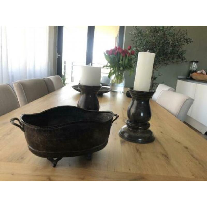 Ijzeren kandelaars en plantenbak