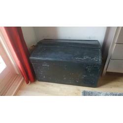 Houten speelgoedkist, opbergkist, schatkisthout. zwart
