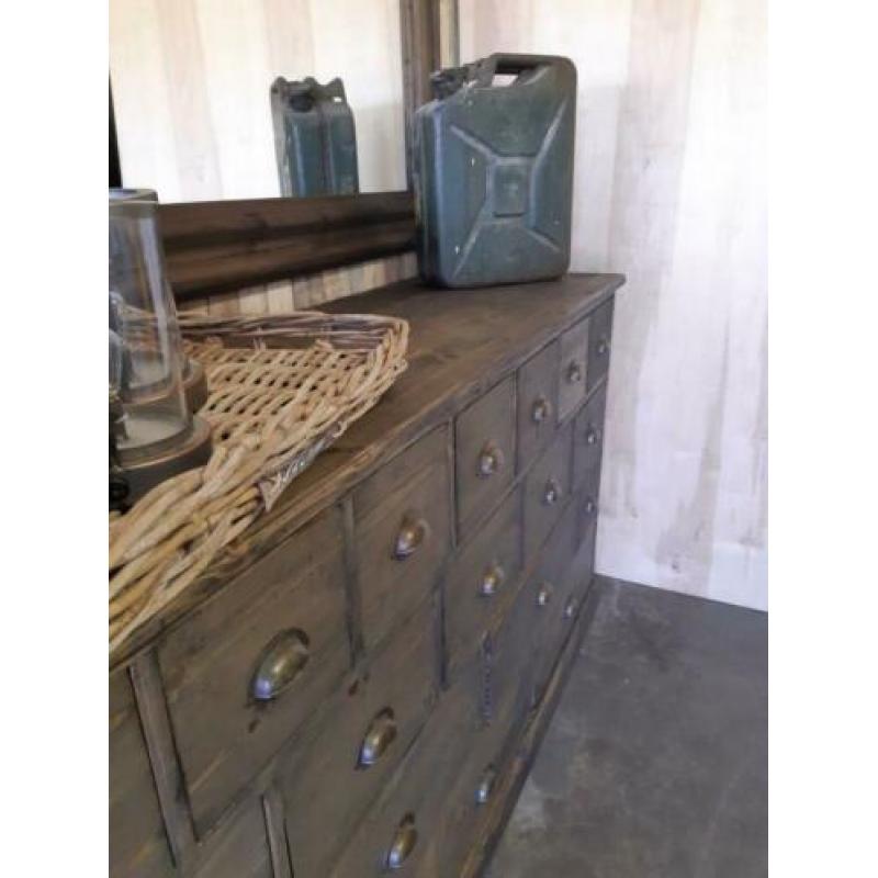 Gave oude apothekerskast