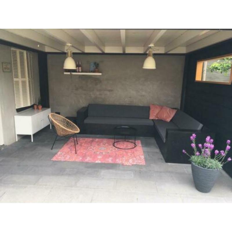 Mooie loungebank steigerhout zwart incl kussens