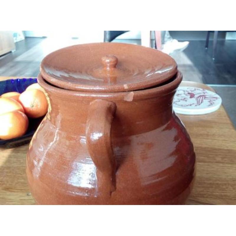 Mooie oude pot met deksel
