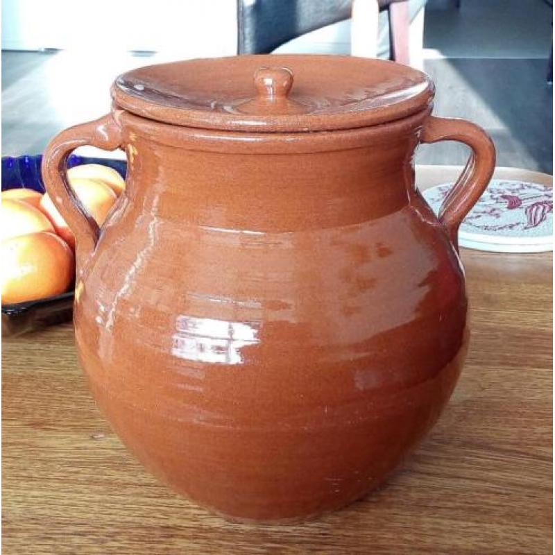 Mooie oude pot met deksel