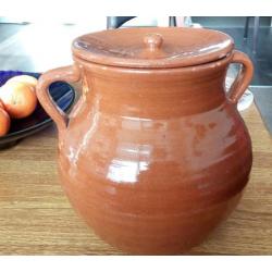 Mooie oude pot met deksel