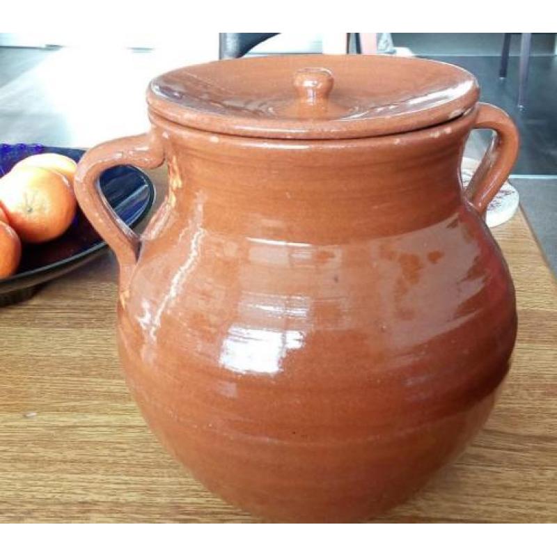 Mooie oude pot met deksel