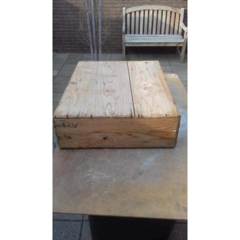 oud grenen houten kist.