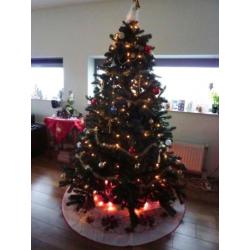 Volle kunstkerstboom 220cm hoog, moet weg ivm verhuizing