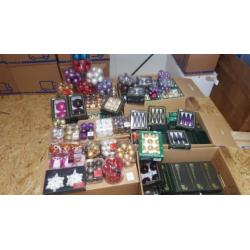 Partij 2 230 dozen kerstballen