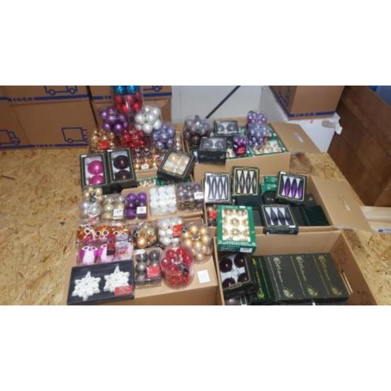 Partij 2 230 dozen kerstballen