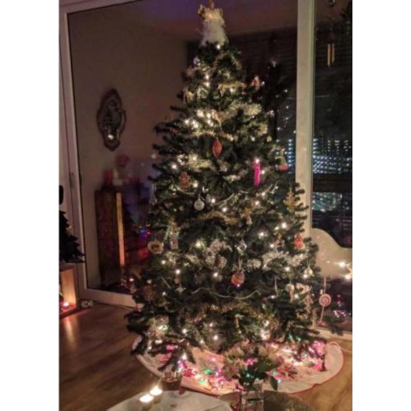 Volle kunstkerstboom 220cm hoog, moet weg ivm verhuizing