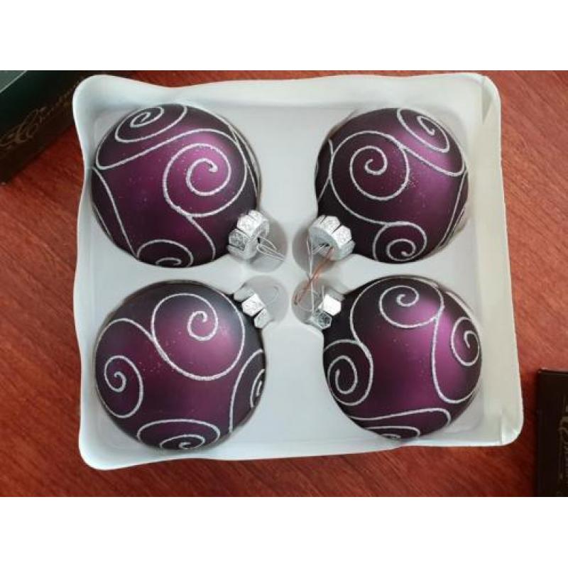 Donkerpaars met zilveren kerstballen GLAS