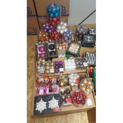 Partij 2 230 dozen kerstballen