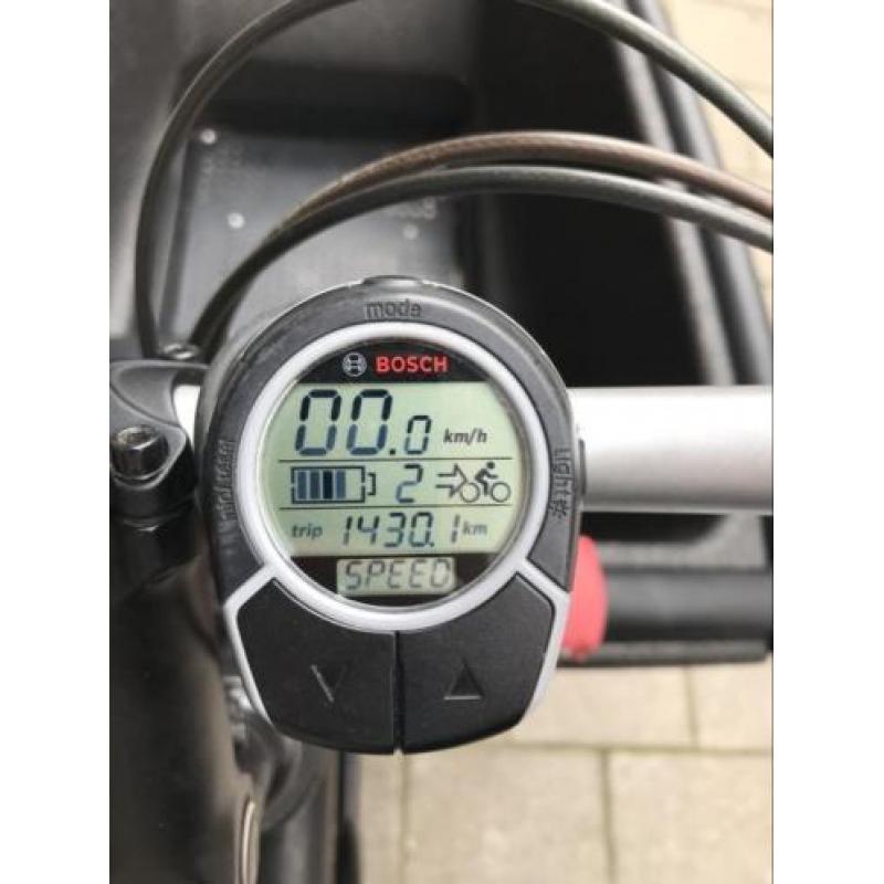 Zeer complete zwarte Urban Arrow bakfiets met regenkap