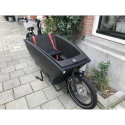 Zeer complete zwarte Urban Arrow bakfiets met regenkap
