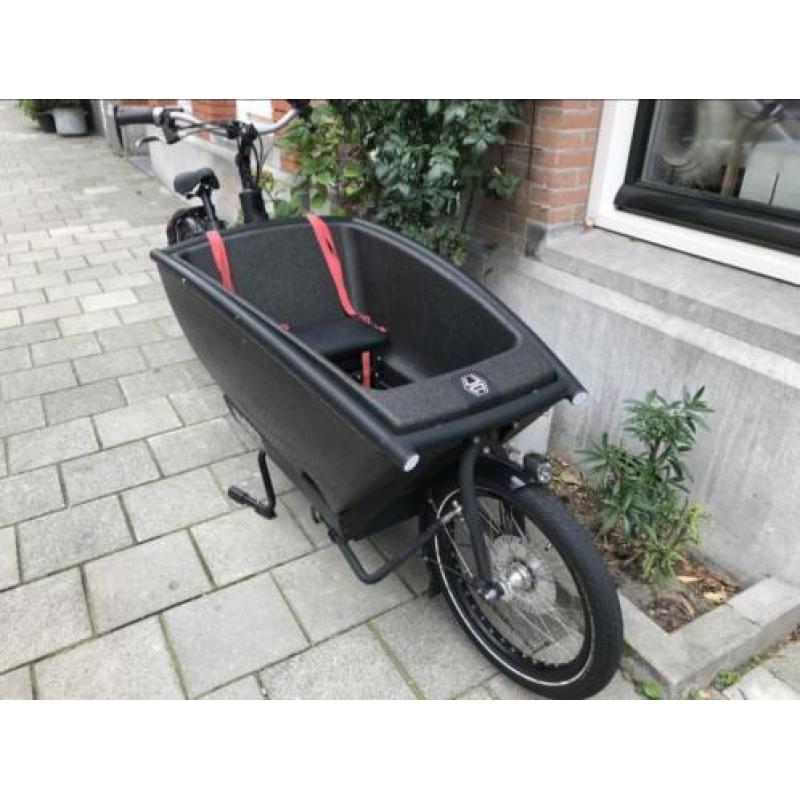 Zeer complete zwarte Urban Arrow bakfiets met regenkap