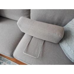 hoekbank met glazen salontafel