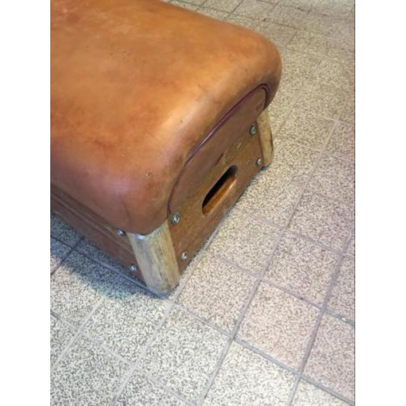 Vintage gymbok hocker leren top 55 x 35