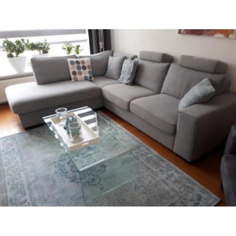 hoekbank met glazen salontafel