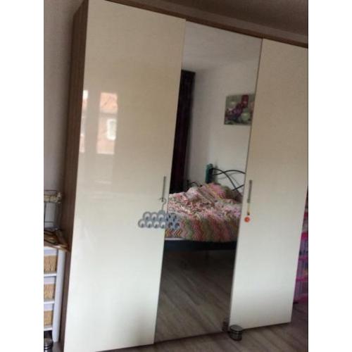 Drie deurs kledingkast te koop