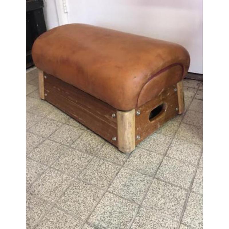 Vintage gymbok hocker leren top 55 x 35