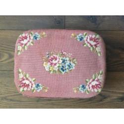 Vintage voetenbankje of poef - Roze retro borduur bloemen