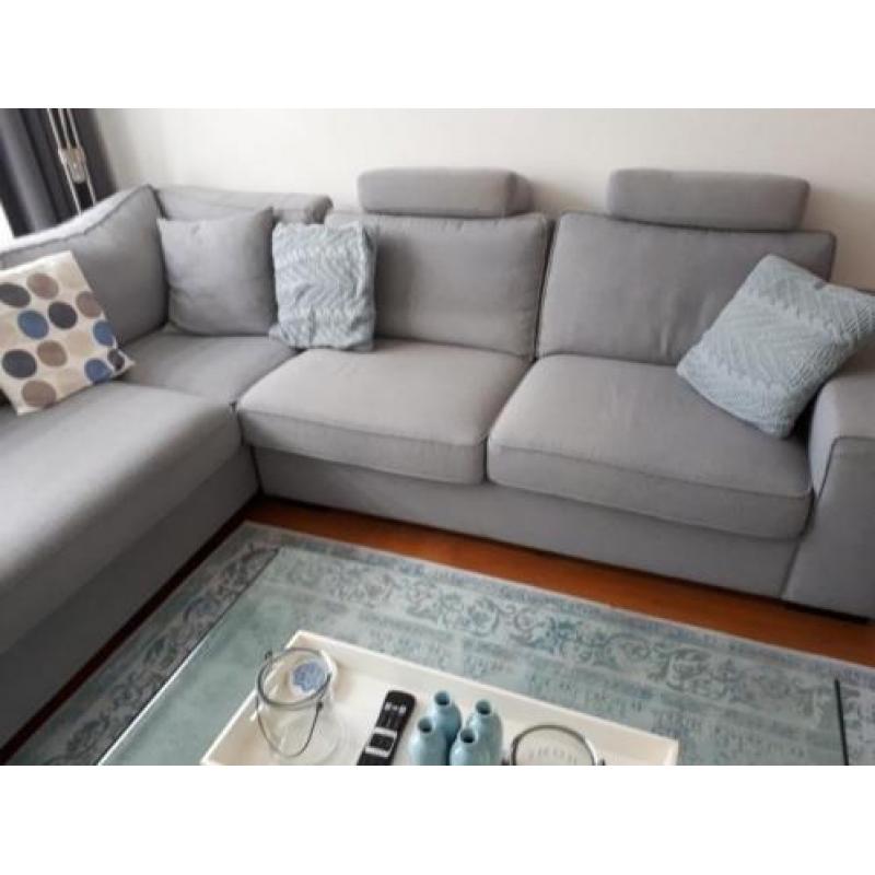 hoekbank met glazen salontafel