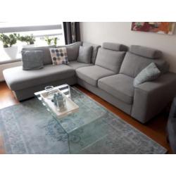hoekbank met glazen salontafel