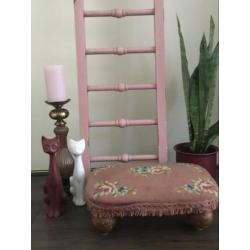 Vintage voetenbankje of poef - Roze retro borduur bloemen