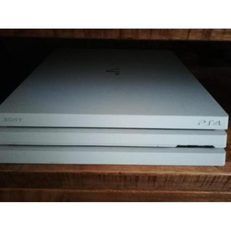 Ps4 pro 1TB! Met 7 games en 2 controllers!!!