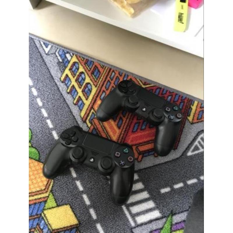 PlayStation 4 1 TB met 2 controles